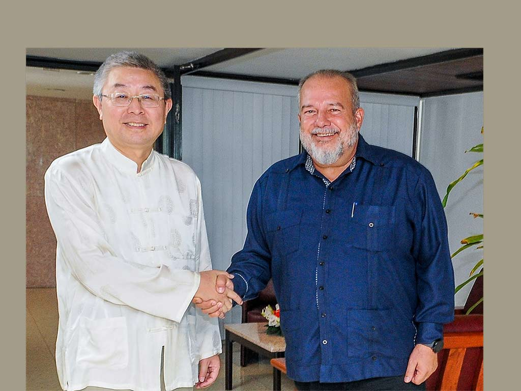 Intercambió Manuel Marrero con embajador de China en Cuba