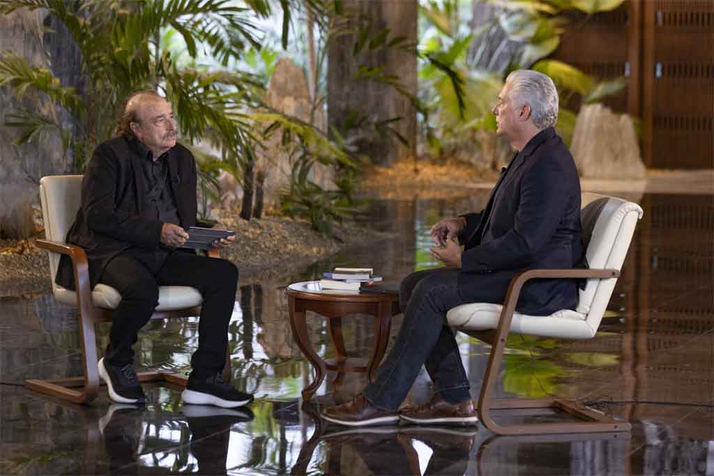 Presidente Miguel Díaz-Canel en diálogo con el periodista Ignacio Ramonet. Foto: Prensa Latina