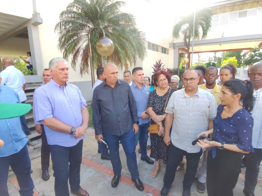 Presidente cubano intercambia con colectivos pineros