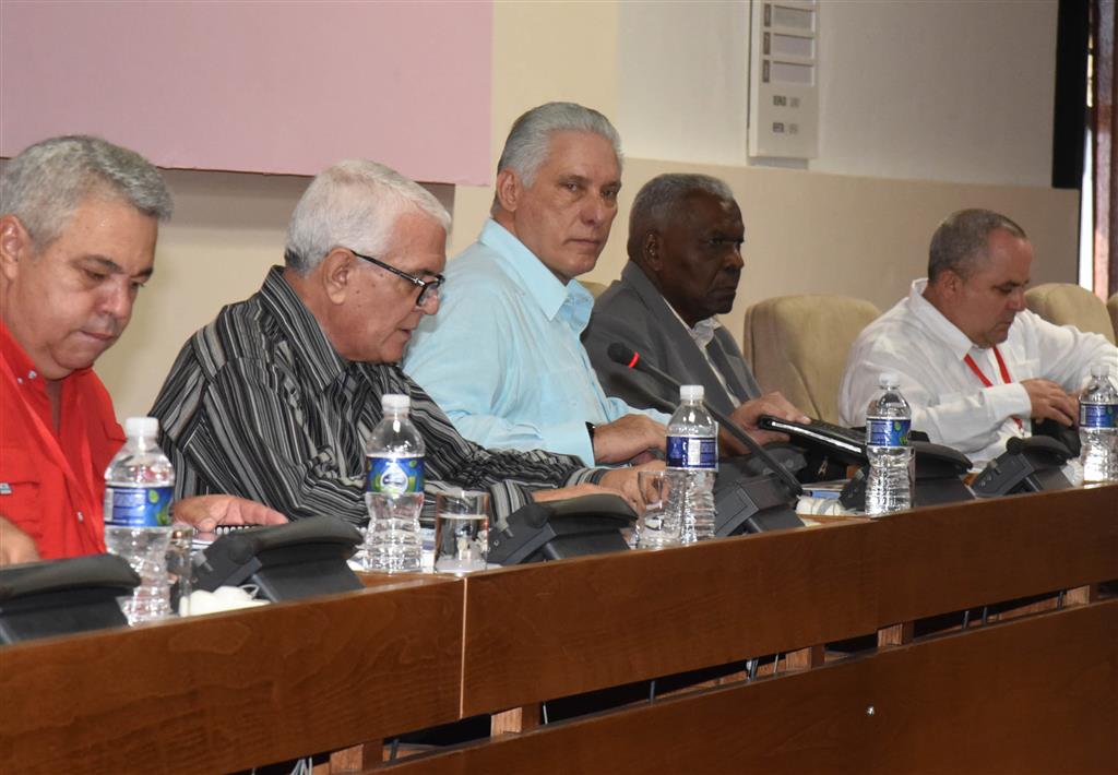 Presidente de Cuba participa en debates de comisiones parlamentarias