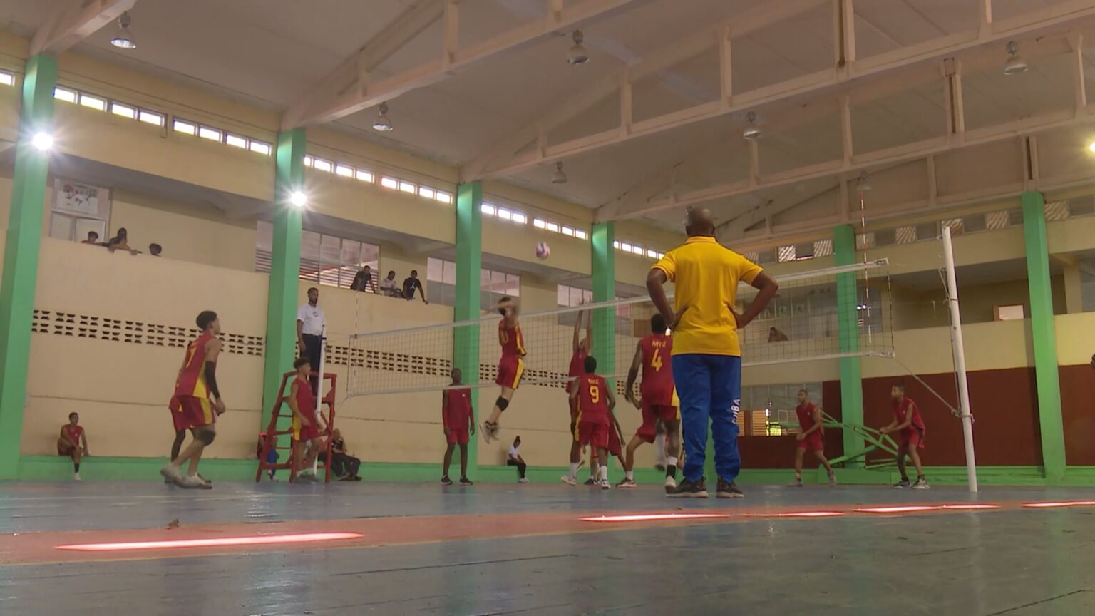 Seleccionan a Deyanira Dorvyng, de Mayabeque, mejor árbitro de voleibol masculino en los Juegos Escolares Nacionales