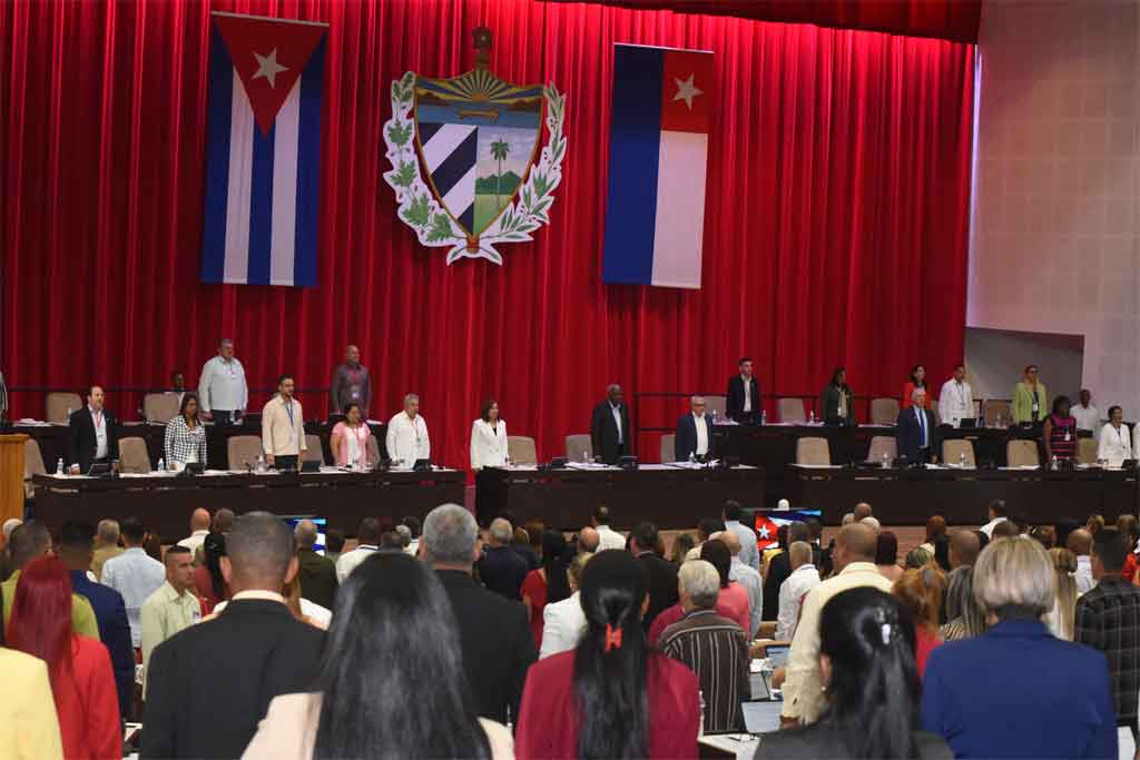Asisten Raúl Castro y Díaz-Canel a sesiones del Parlamento de Cuba