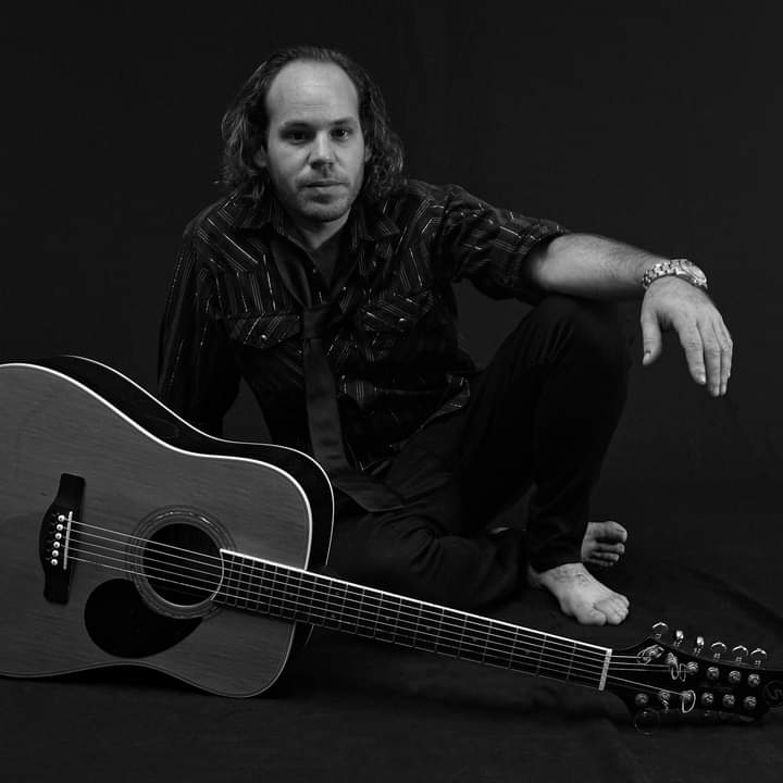 Yordano Corrales, guitarra y canción
