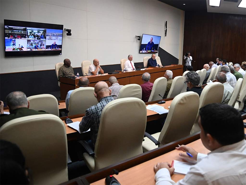 Presidente de Cuba indica resarcir daños de huracán Helene.