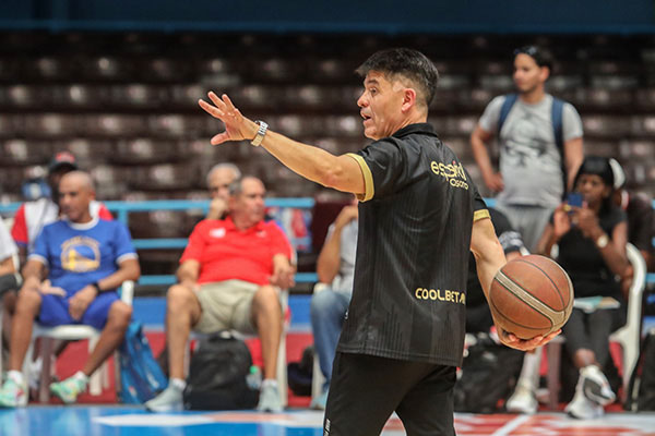 Entrenadores de Mayabeque asisten a encuentro teórico con prestigioso entrenador de baloncesto. Foto: Jit
