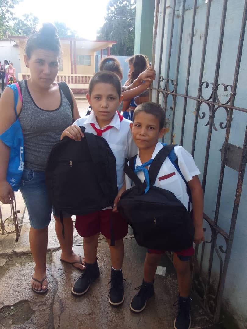 Entregan mochilas y zapatos a niños vulnerables de Melena del Sur.
