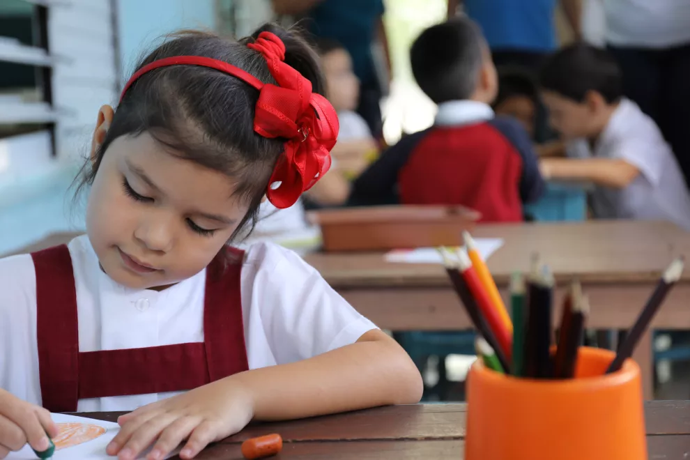 En la educación también pongamos corazón a la patria. Foto: Archivo