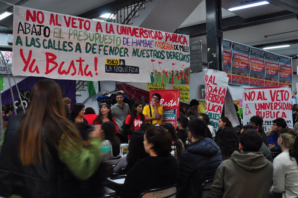 Frente universitario realiza paro contra veto de presidente argentino