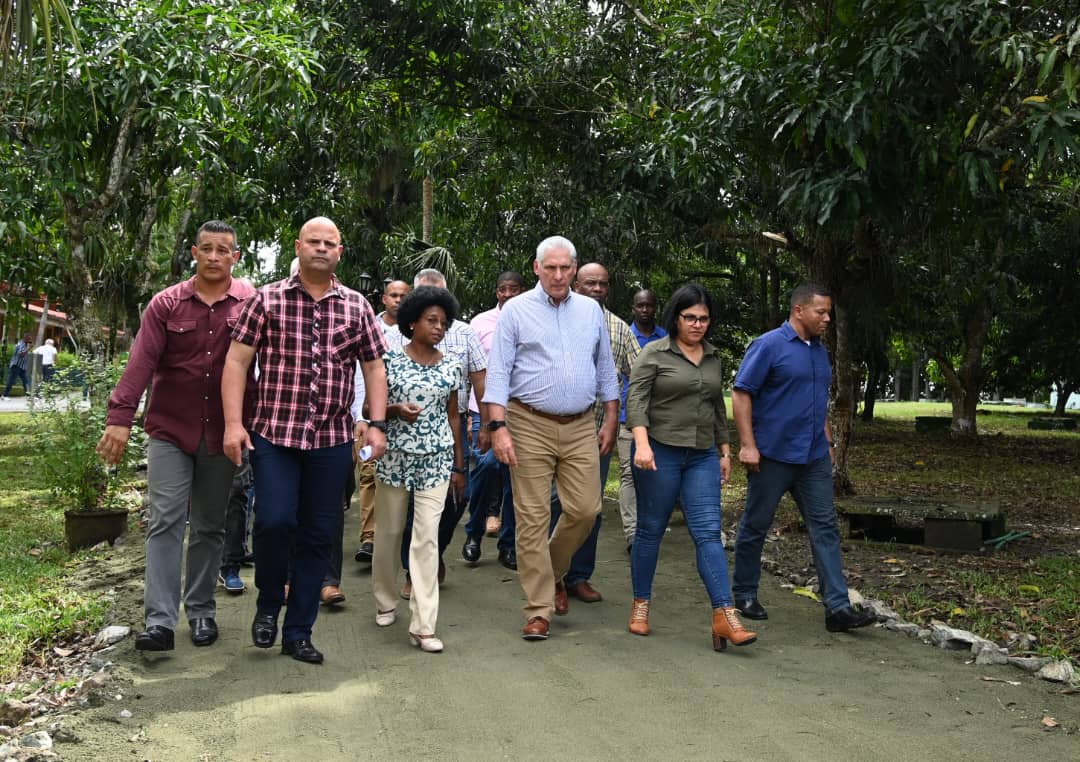 Recorre Díaz-Canel comunidades y sitios de Santa Clara