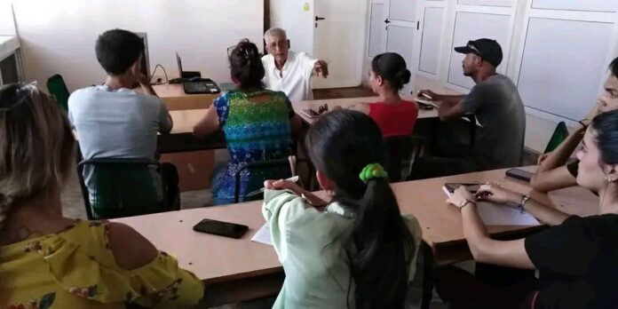 Capacitación sobre estudio de Suelos en el Instituto Nacional de Ciencias Agrícolas. Foto: Radio Camoa
