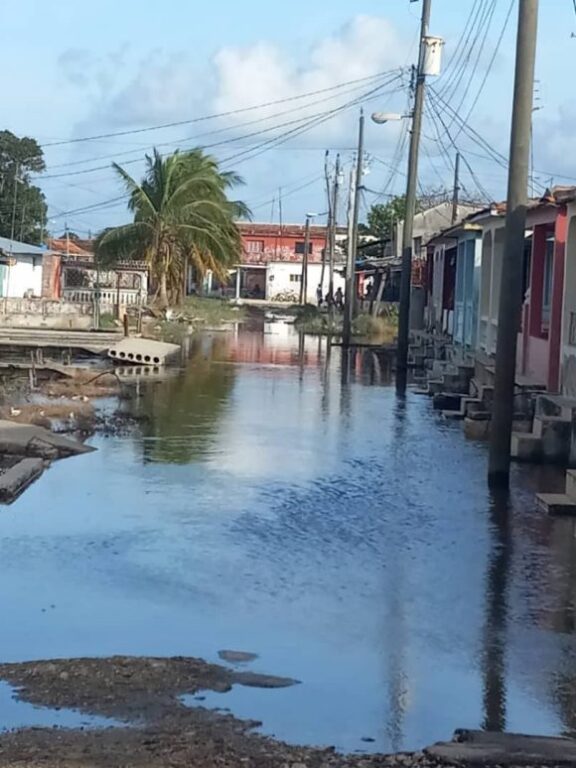 Ligeras inundaciones en el Surgidero de Batabanó. Foto: Yuniasky Crespo Baquero