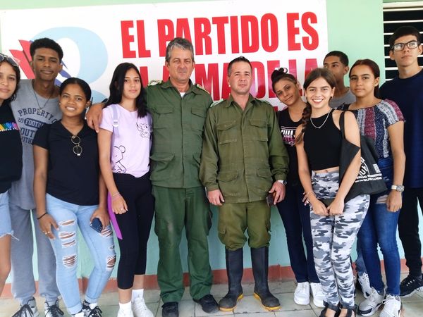 Intercambia con estudiantes Presidente del Consejo de Defensa de Güines