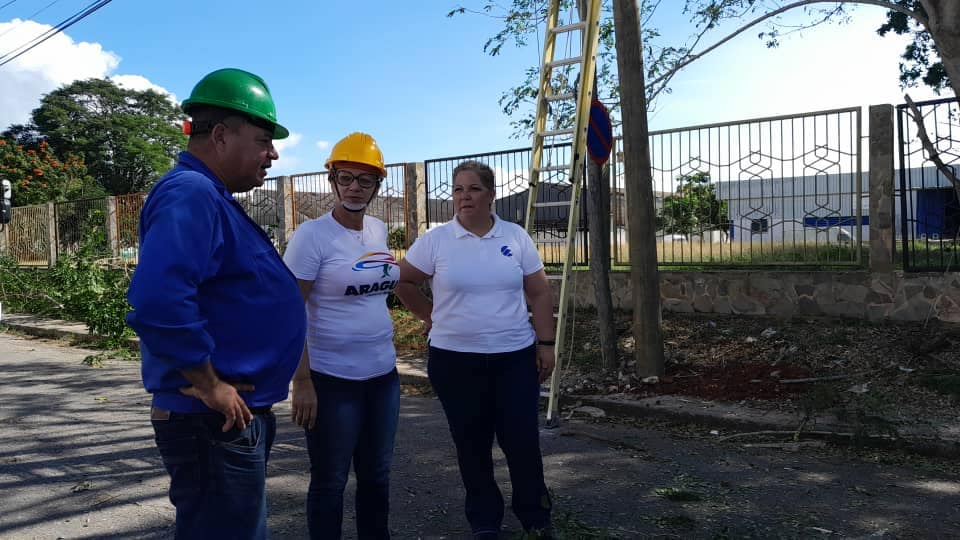 Dirigente sindical de las telecomunicaciones intercambia con trabajadores del gremio.