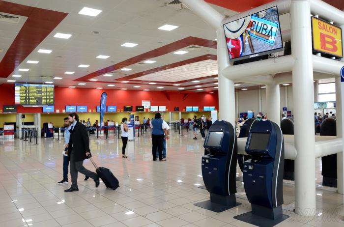 Principales aeropuertos de Cuba reanudan operaciones tras paso de huracán Rafael.