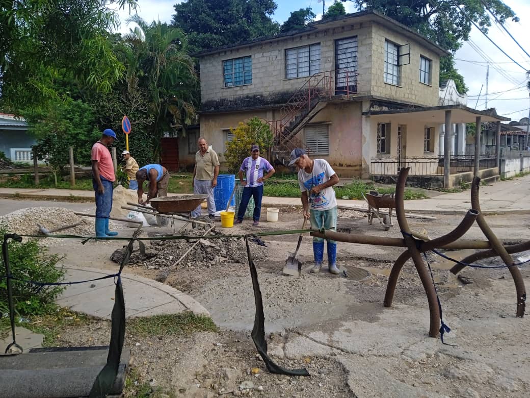 Ejecuta MIPYME Arnaldo Construcciones mantenimiento a viales. Foto: Radio Jaruco