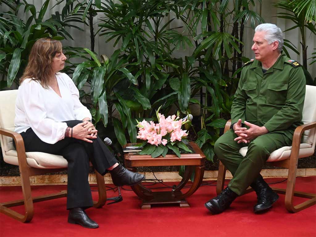 Presidente de Cuba, Miguel Díaz-Canel dialoga con secretaria ejecutiva de la estructura de grupos políticos de izquierda de América, Mónica Valente. Foto: Prensa Latina