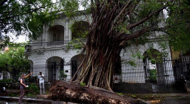 No se reportan fallecidos en Cuba tras paso de huracán Rafael.