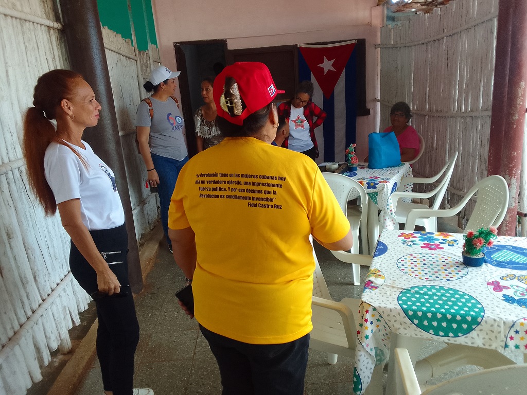 Recorre Teresa Amarelle comunidades afectadas por el huracán Rafael en Mayabeque. Foto: Juventud Rebelde