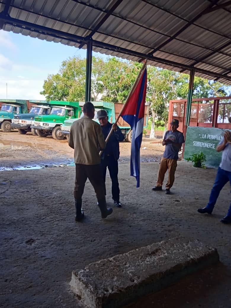Abanderan pelotones de corte mecanizado de Cooperativa Amistad Cuba-Cambodia