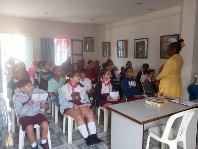 Reconoce Sociedad Cultural José Martí labor de profesionales de la salud. Foto: Radio Camoa