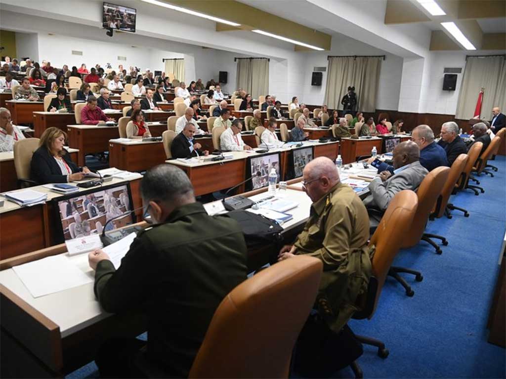 Comunistas de Cuba continúan debates en IX Pleno partidista. Foto: Prensa Latina