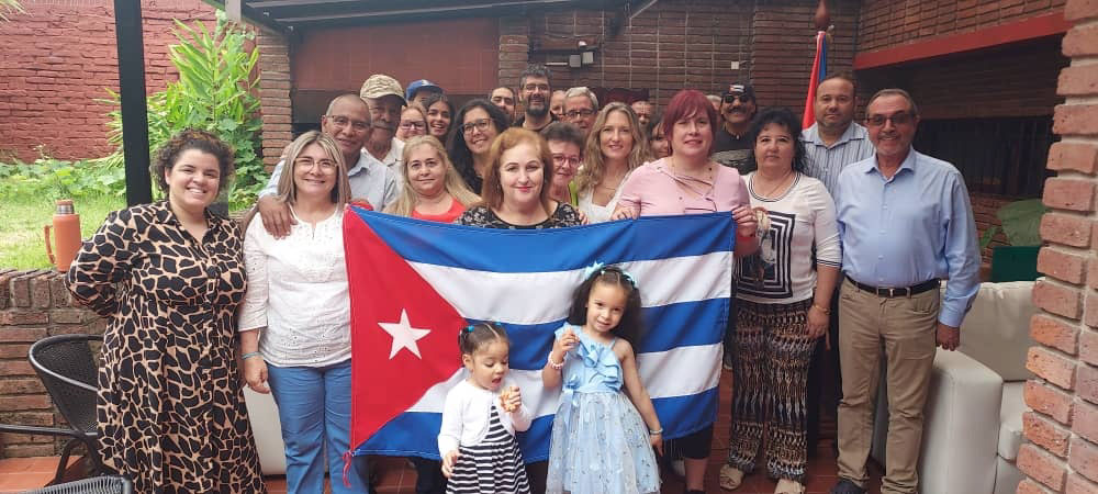 Aniversario de la Revolución reúne a cubanos en Uruguay. Foto: Prensa Latina