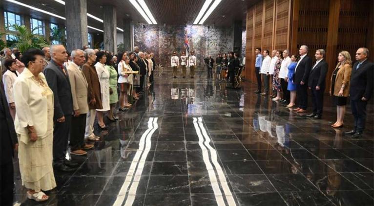 Reconocen en Cuba a educadores e instituciones destacados.