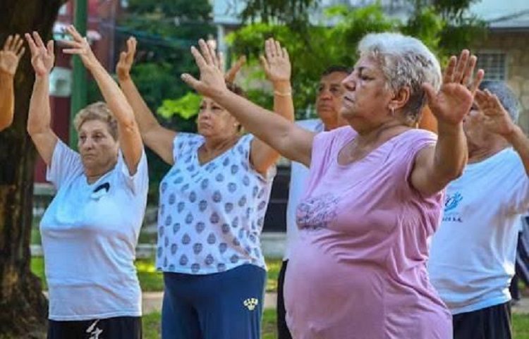 Llegar a la comunidad a través del adulto mayor