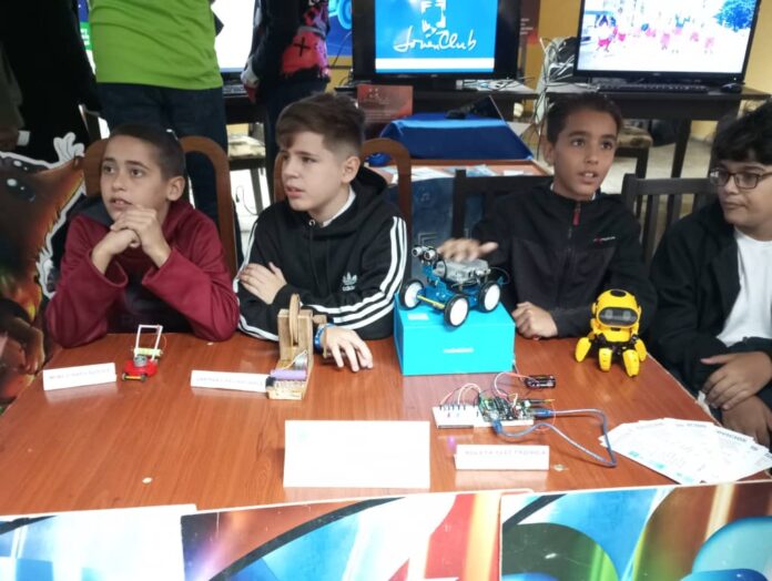 Incursionan niños lajeros en el campo de la robótica