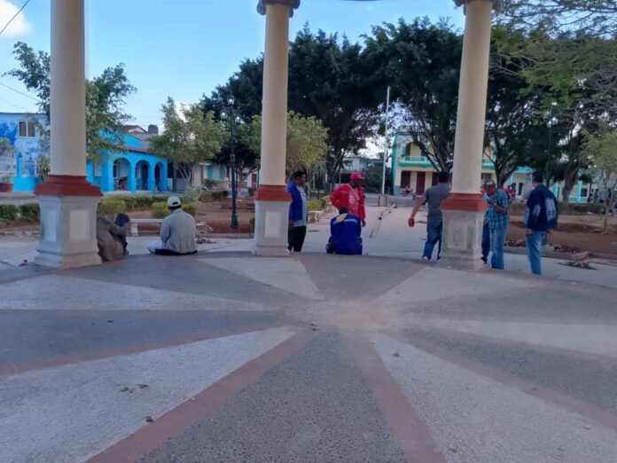 Reparan parque Camilo Cienfuegos en saludo al aniversario 14 de la provincia Mayabeque