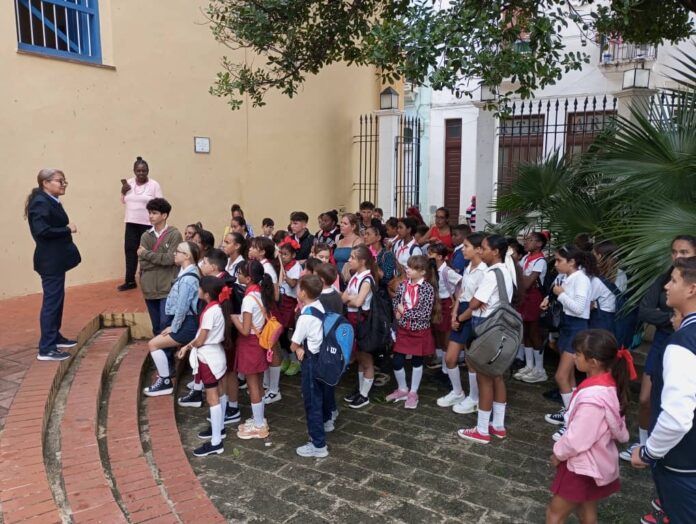 Un encuentro con la historia. Foto: Radio Camoa
