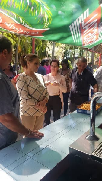 Intercambia ministra de Comercio Interior con trabajadores del sector en Güines