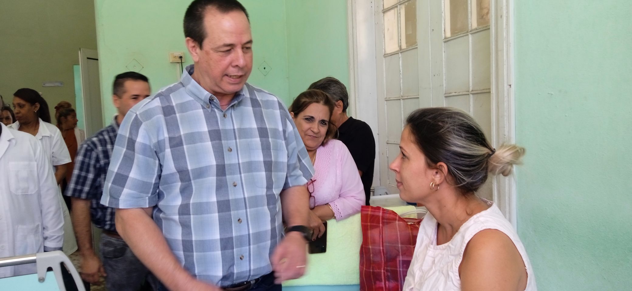 Recorre ministro de Salud Pública instalaciones del sector en Güines