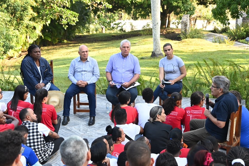 Dialoga Díaz-Canel con jóvenes en oriente de Cuba