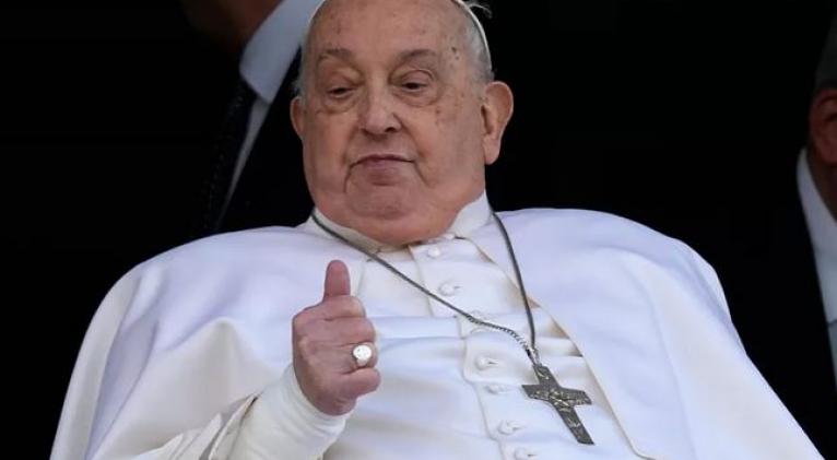 Culmina hospitalización del Papa Francisco.