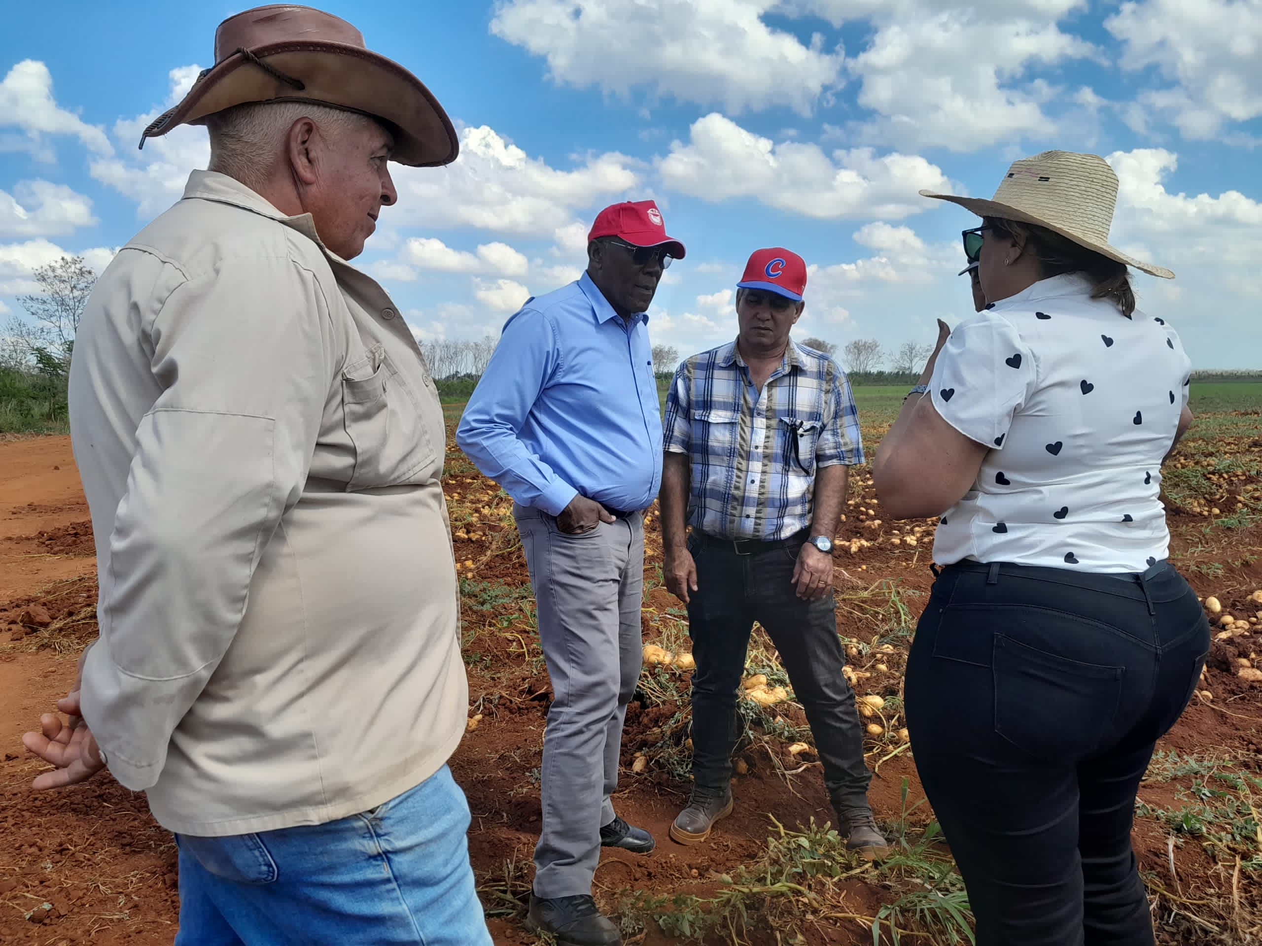 Intercambia Salvador Valdés Mesa con productores de Mayabeque