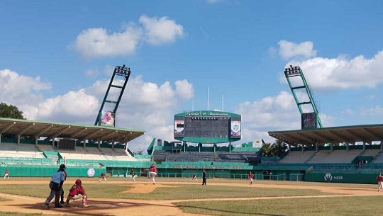 Béisbol: Escolares barren, juveniles dividen