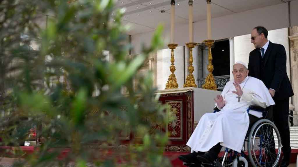 Papa Francisco muestra mejoría y delegó celebraciones de Semana Santa