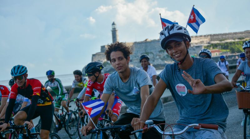 Una bicicletada juvenil por la victoria.