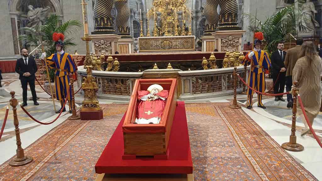Mar de pueblo en Plaza de San Pedro para despedir al papa Francisco