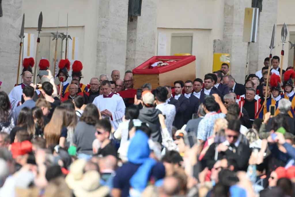 Homenaje del pueblo al papa Francisco inicia en Basílica de San Pedro