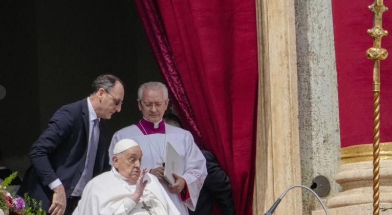 Papa Francisco da la bendición hoy Domingo de Pascua.