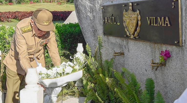 Raúl Castro y Díaz-Canel rindieron homenaje a Vilma Espín