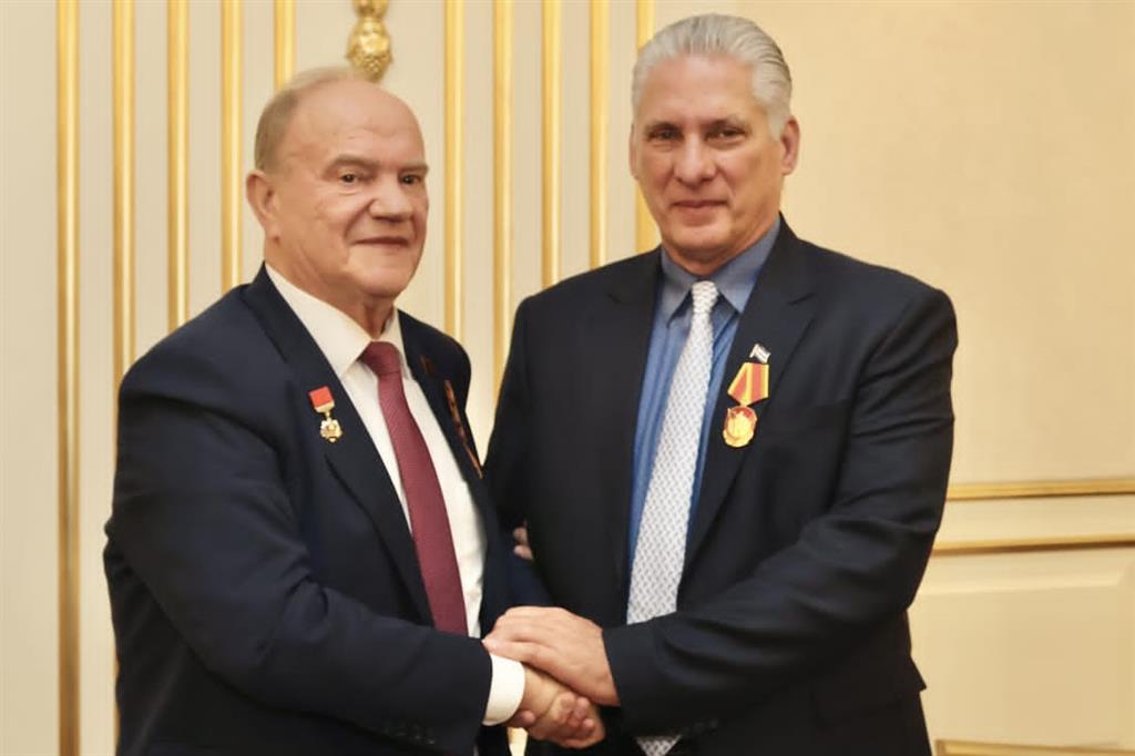 Comunistas rusos otorgan a presidente de Cuba medalla 80 aniversario