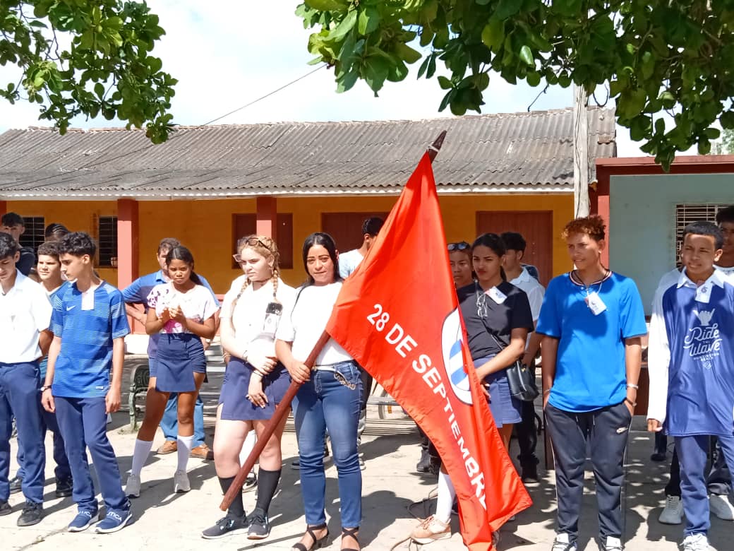 Abanderan Destacamento Juvenil 65 aniversario de los Comités de Defensa de la Revolución en Nueva Paz