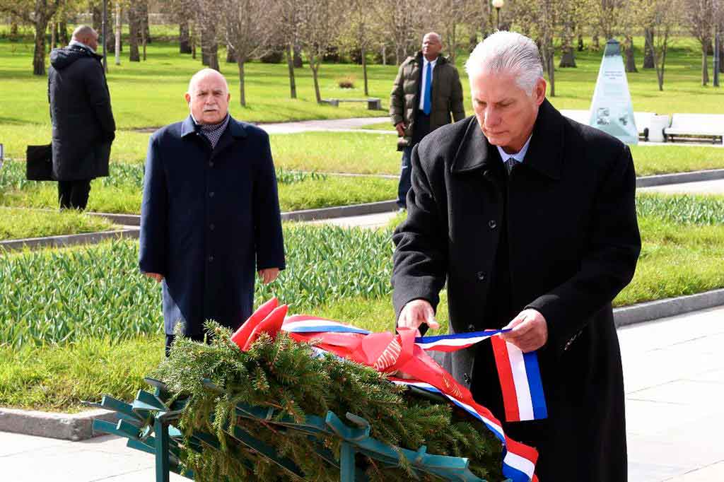Presidente cubano rindió homenaje a defensores de Leningrado. Fotos: Prensa Latina