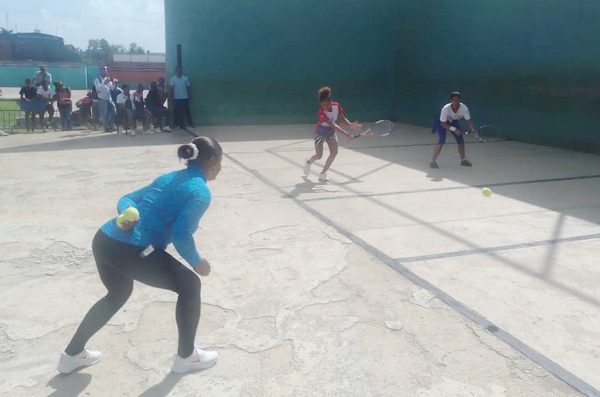 Pelotaris juveniles se alistan para torneo nacional en Mayabeque. Foto: Jit