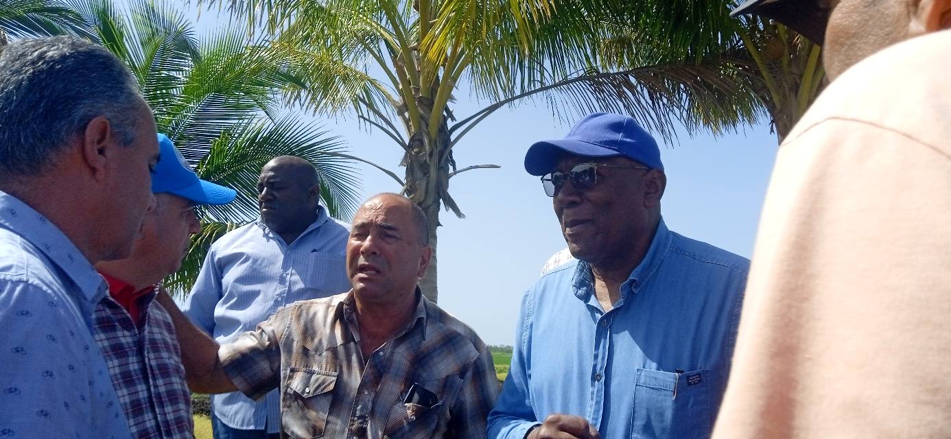 Salvador Valdés Mesa recorre polo productivo de Güines