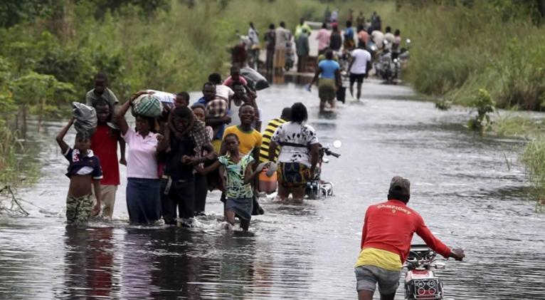 Al menos 30 muertos por inundaciones en el noreste de India.