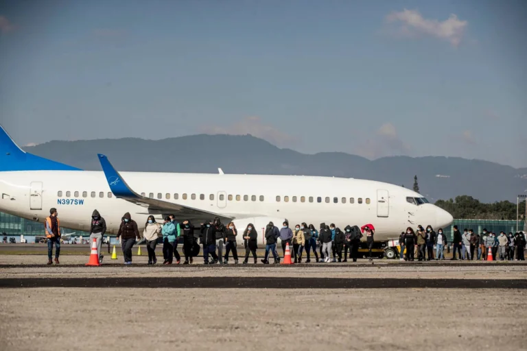 Corte Suprema de EE.UU. autoriza a Trump a deportaciones rápidas de migrantes. Foto: Radio Habana Cuba
